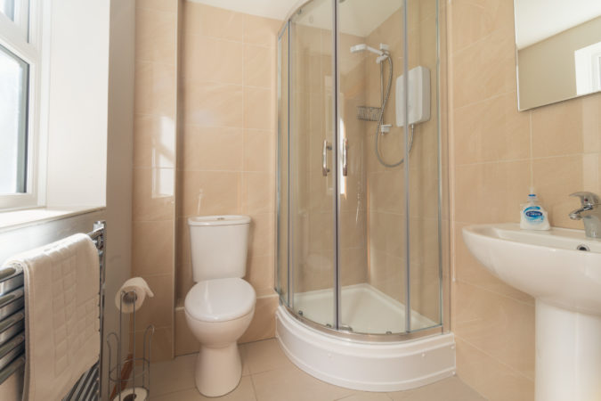 Beach House Whitby - Handy shower room