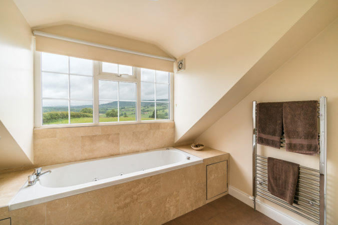 Coach House Sleights - Main bathroom with Jacuzzi bath