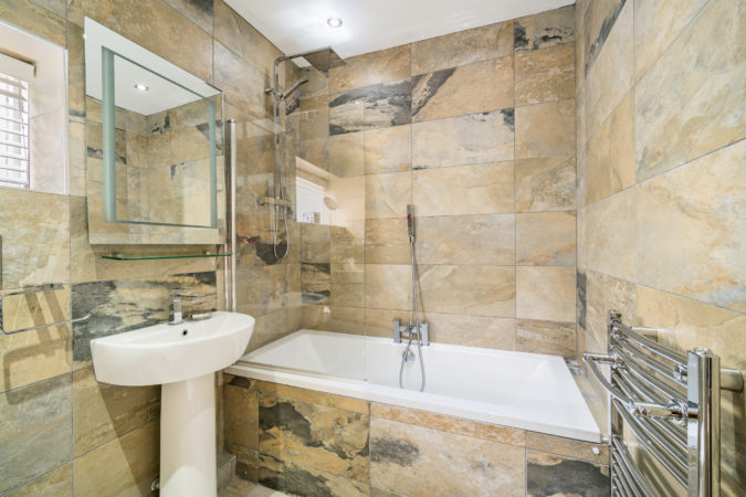 Henrietta Cottage Whitby - Family bathroom