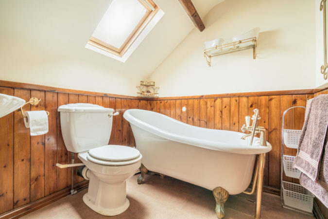 Howdale Cottage Flyingthorpe - Bathroom with roll top bath