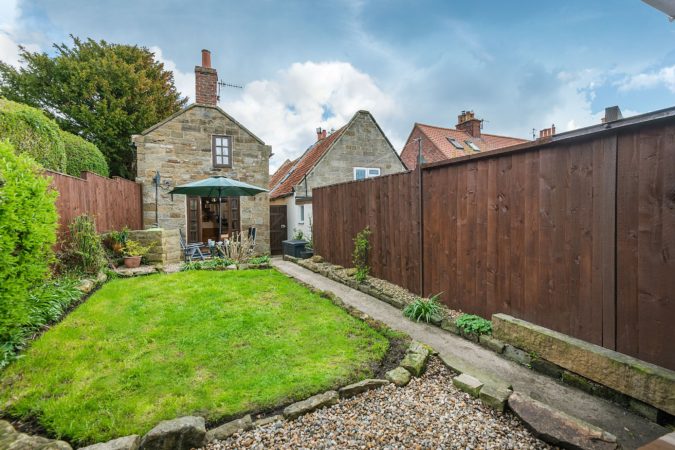 Pet friendly cottage near Robin Hood's Bay. Holiday cottage with hot tub Fylingthorpe, Pet friendly cottage with hot tub near Whitby, Holiday let with parking close to Whitby