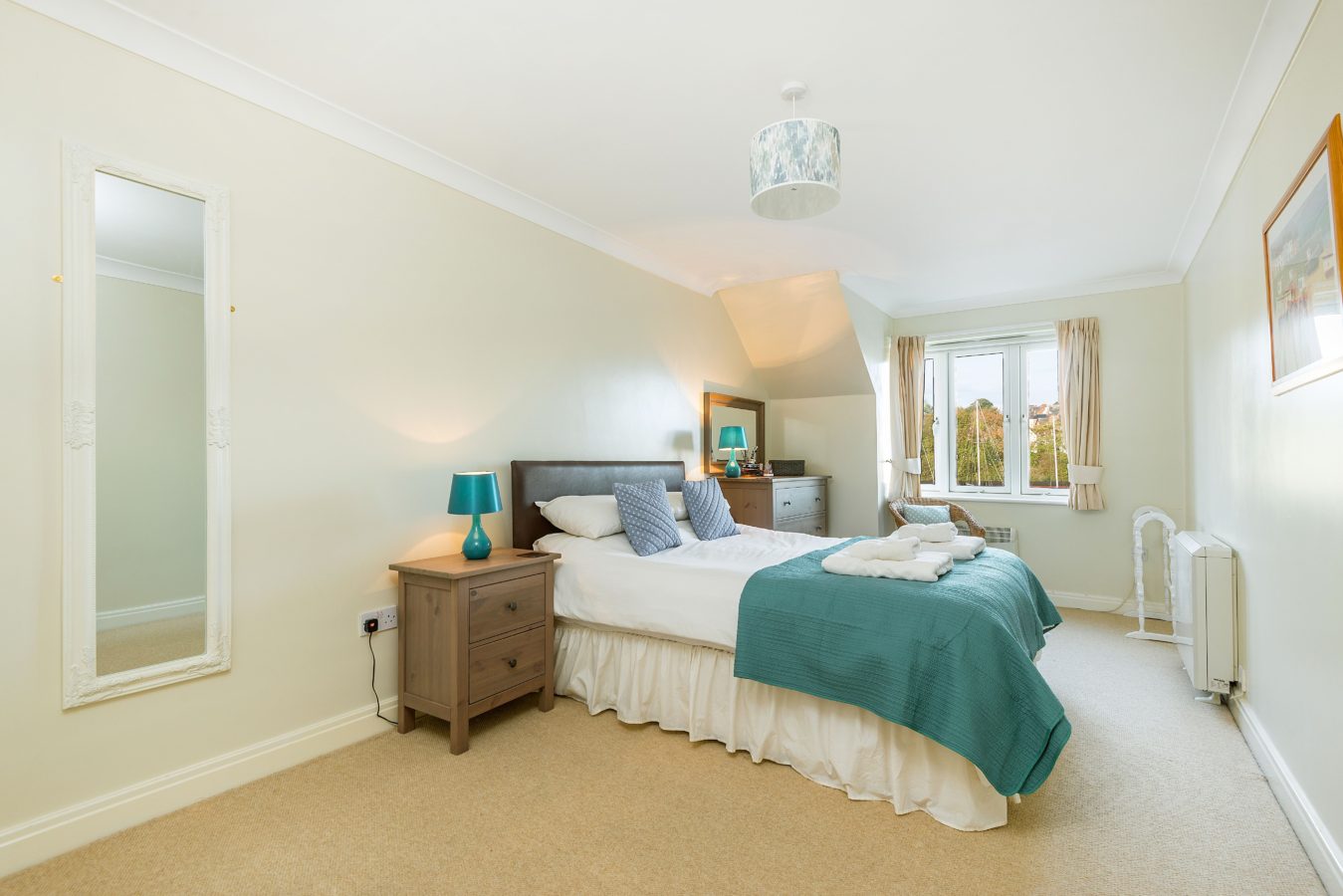 Riverside apartment Whitby, Dog friendly cottages with parking Whitby, Whitby cottages close to beach and town centre.