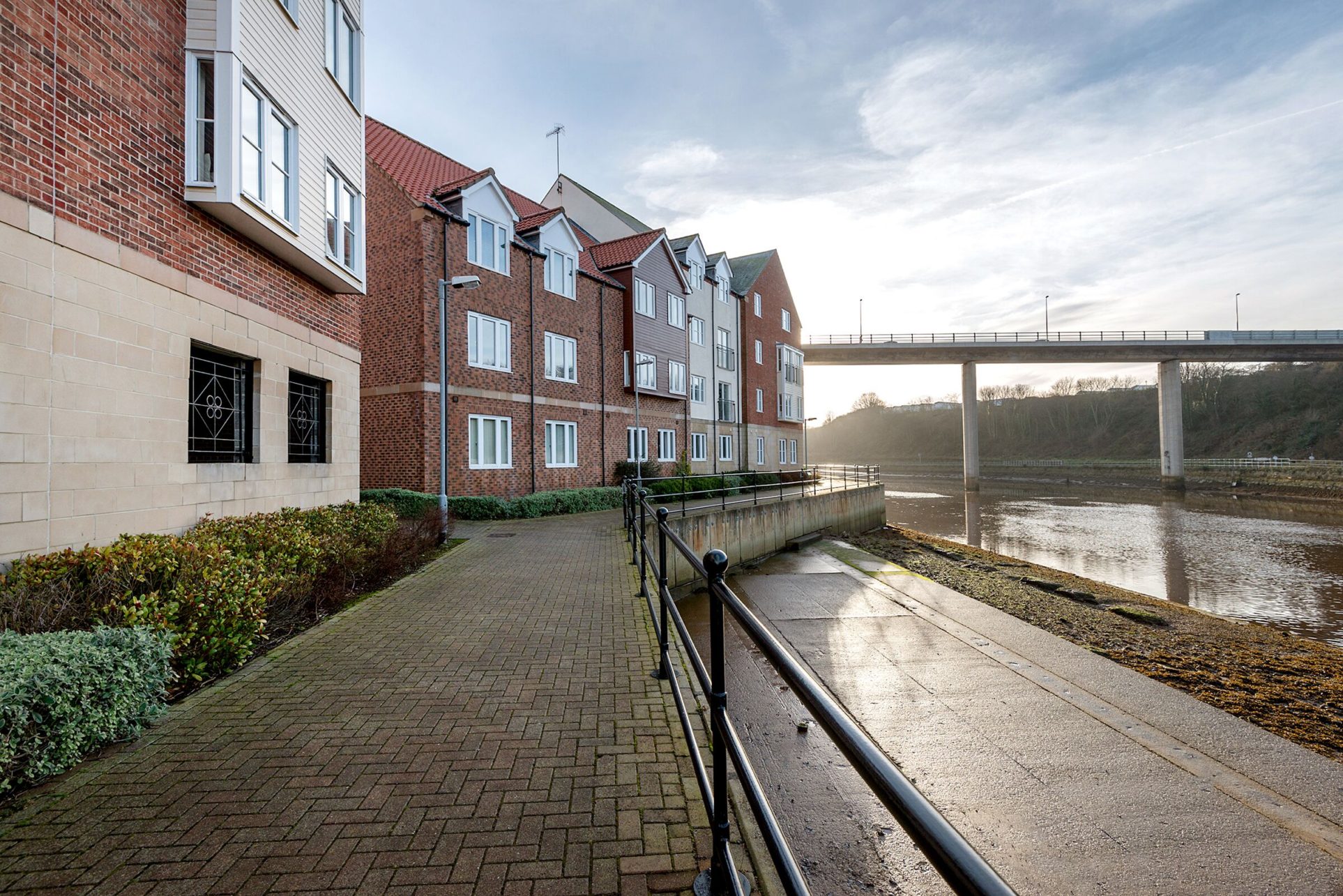 Low Tide Apartment, Whitehall Landing, Whitby Shoreline Cottages