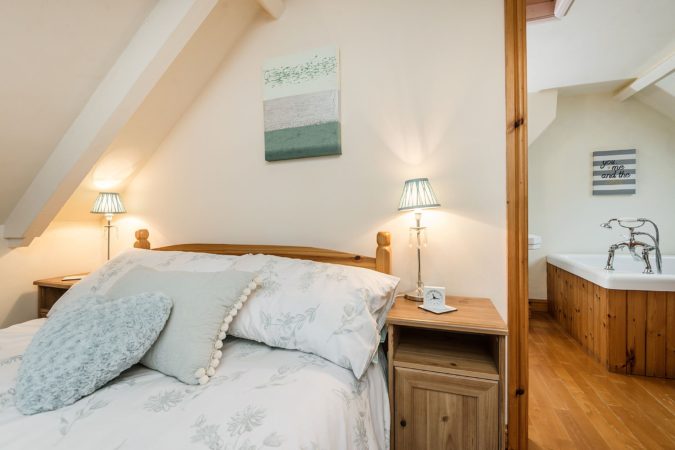 Old Curiosity Shop, Whitby - double bedroom with ensuite