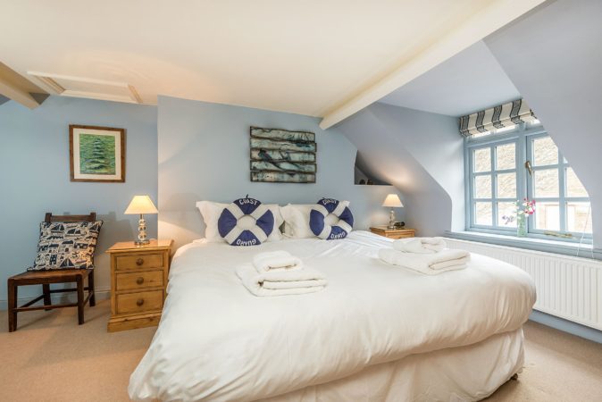 Whitby self catering with private garden, Pet friendly cottage in Whitby with garden, Whitby holiday cottage with marina view.