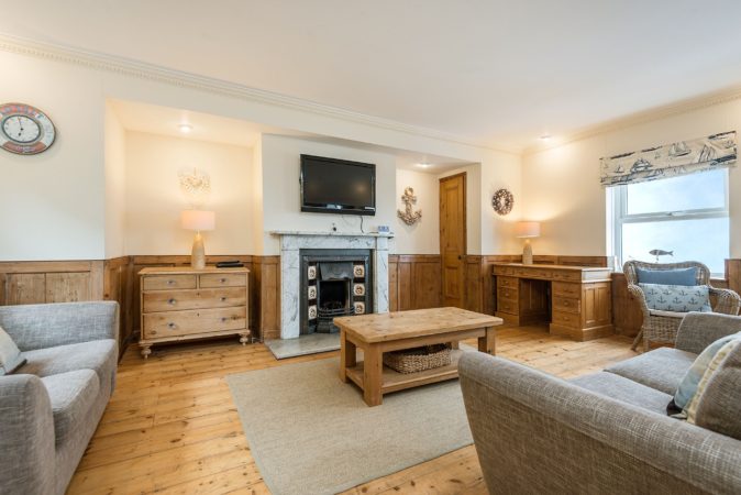 Pet friendly holidays Whitby, Holiday cottage near beach Whitby, Whitby holiday cottage with private parking.
