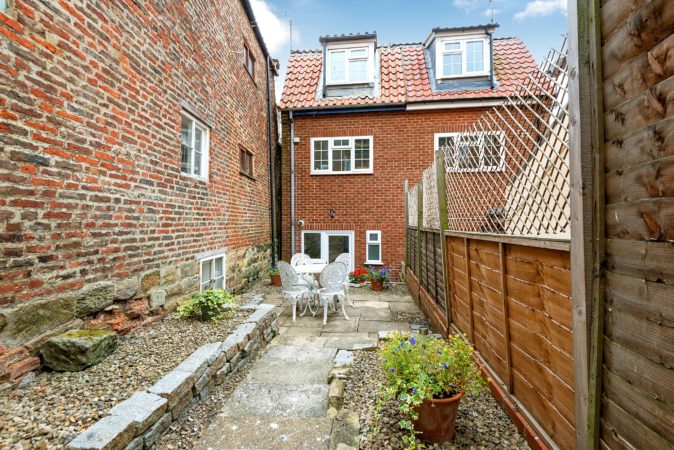 Pet friendly cottage with garden in Whitby, Whitby holiday lets with parking, Holiday cottages pets allowed Whitby.