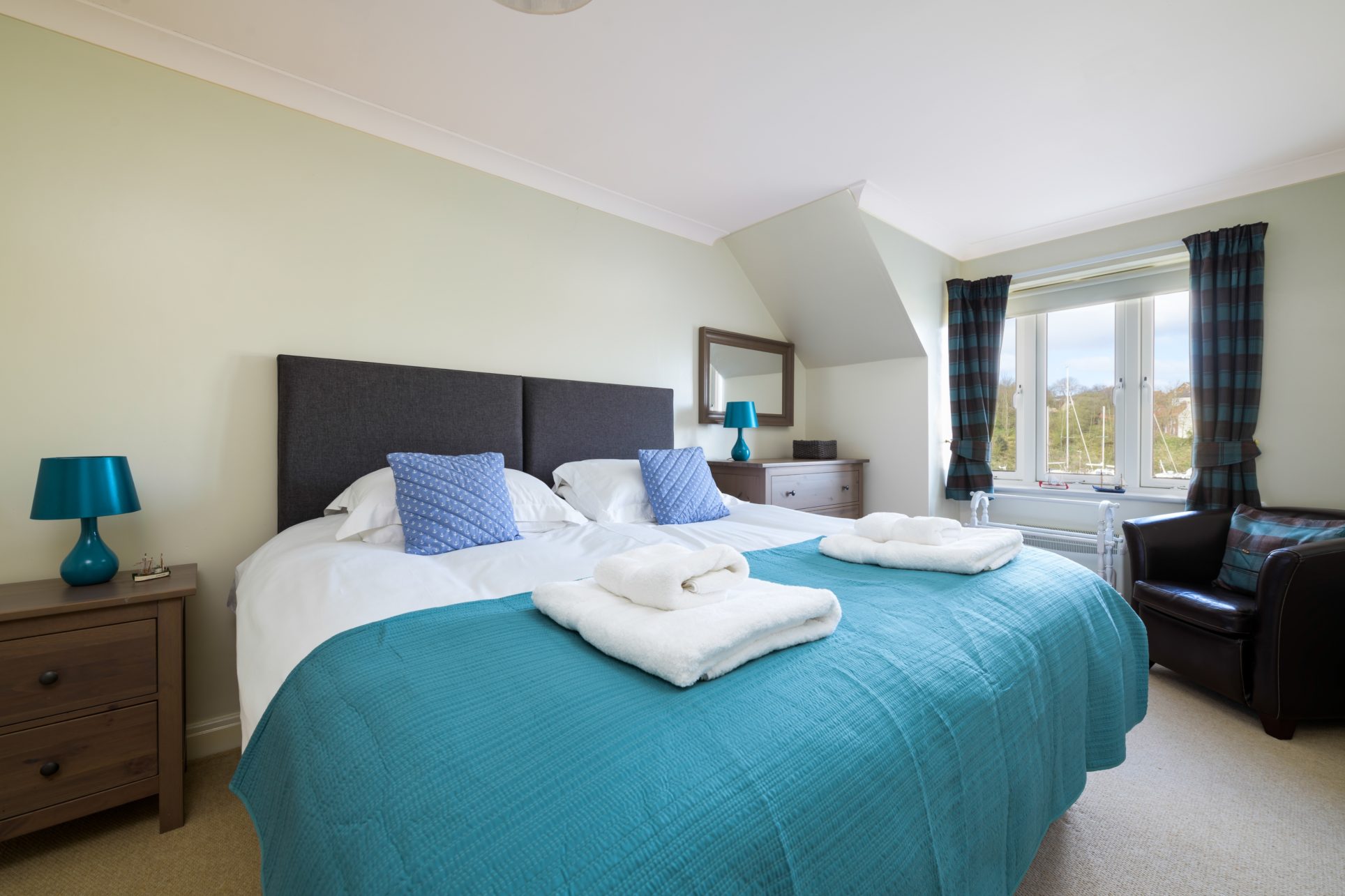 Low Tide Apartment, Whitehall Landing, Whitby Shoreline Cottages