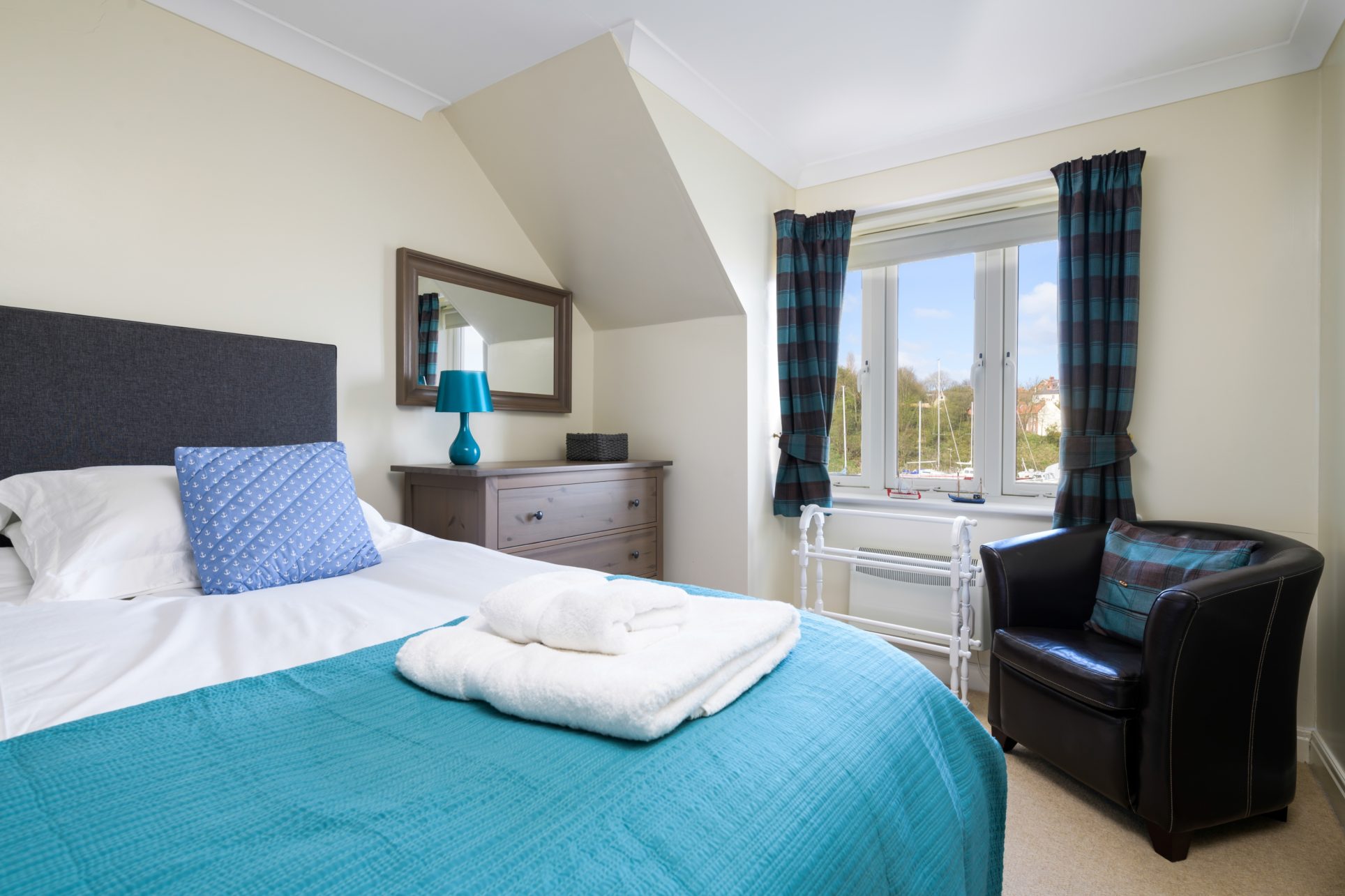 Low Tide Apartment, Whitehall Landing, Whitby Shoreline Cottages