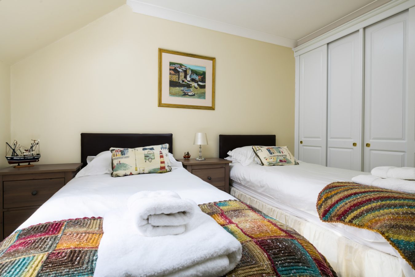 Low Tide Apartment, Whitehall Landing, Whitby Shoreline Cottages