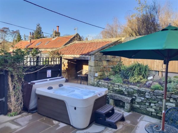 dog friendly cottage Sleights, holiday cottage with hot tub, holiday cottage with parking whitby